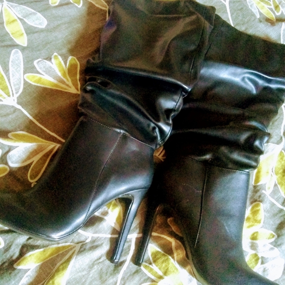 Boot's - Picture 2 of 2